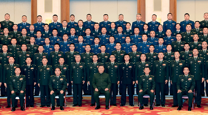 習(xí)近平在昆明親切接見駐昆明部隊(duì)官兵代表